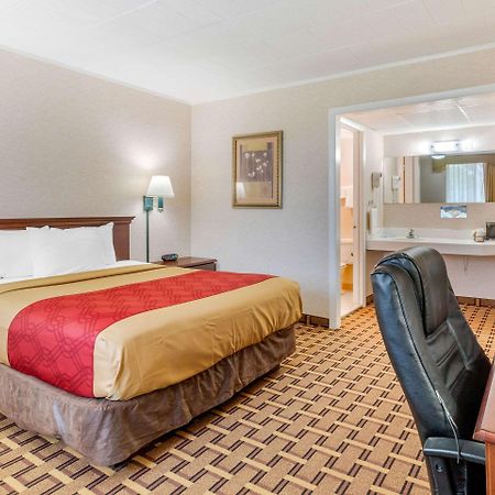 Rodeway Inn Містик Екстер'єр фото