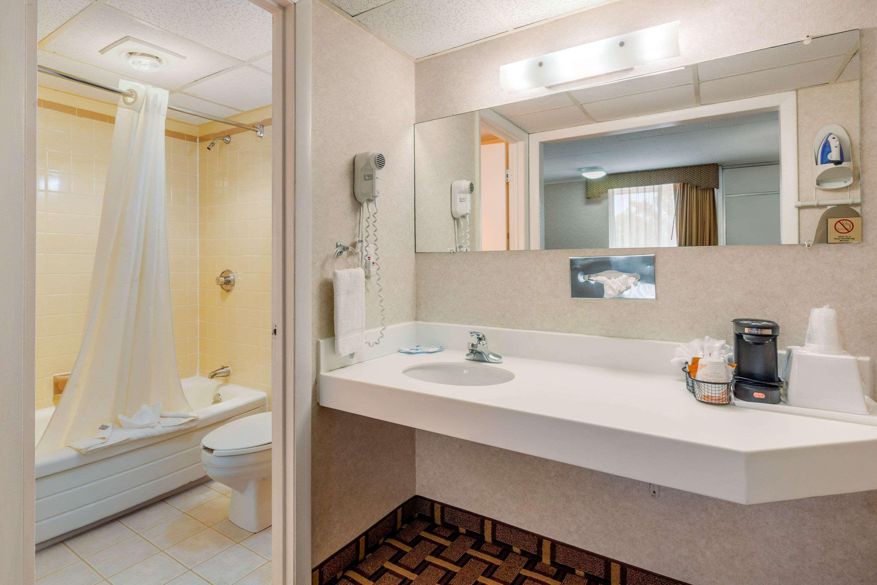 Rodeway Inn Містик Екстер'єр фото