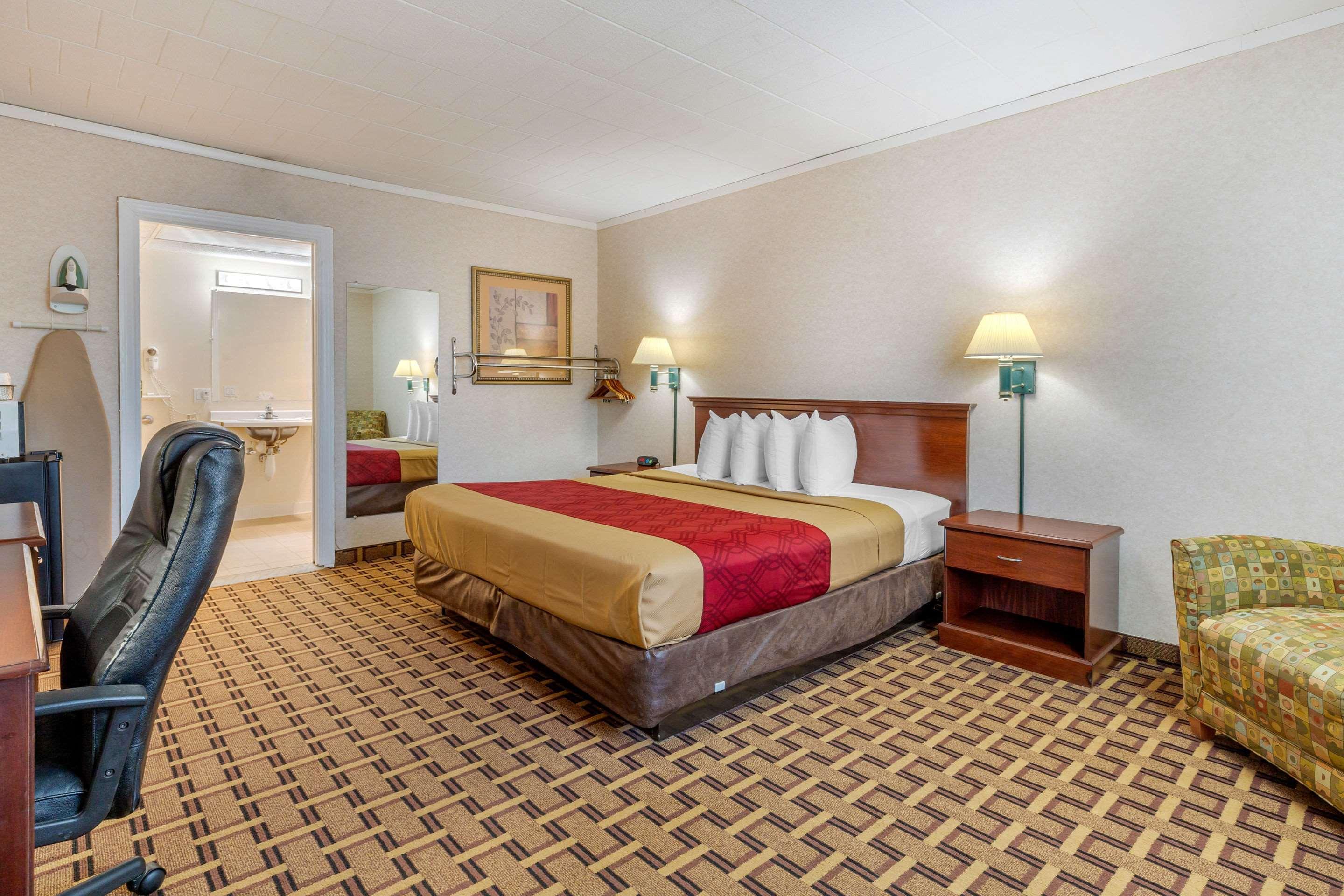 Rodeway Inn Містик Екстер'єр фото