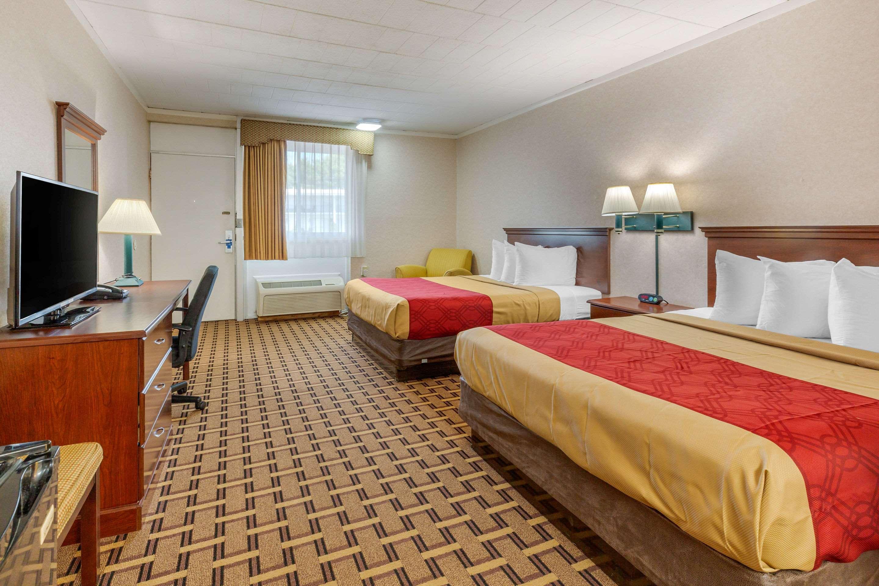 Rodeway Inn Містик Екстер'єр фото