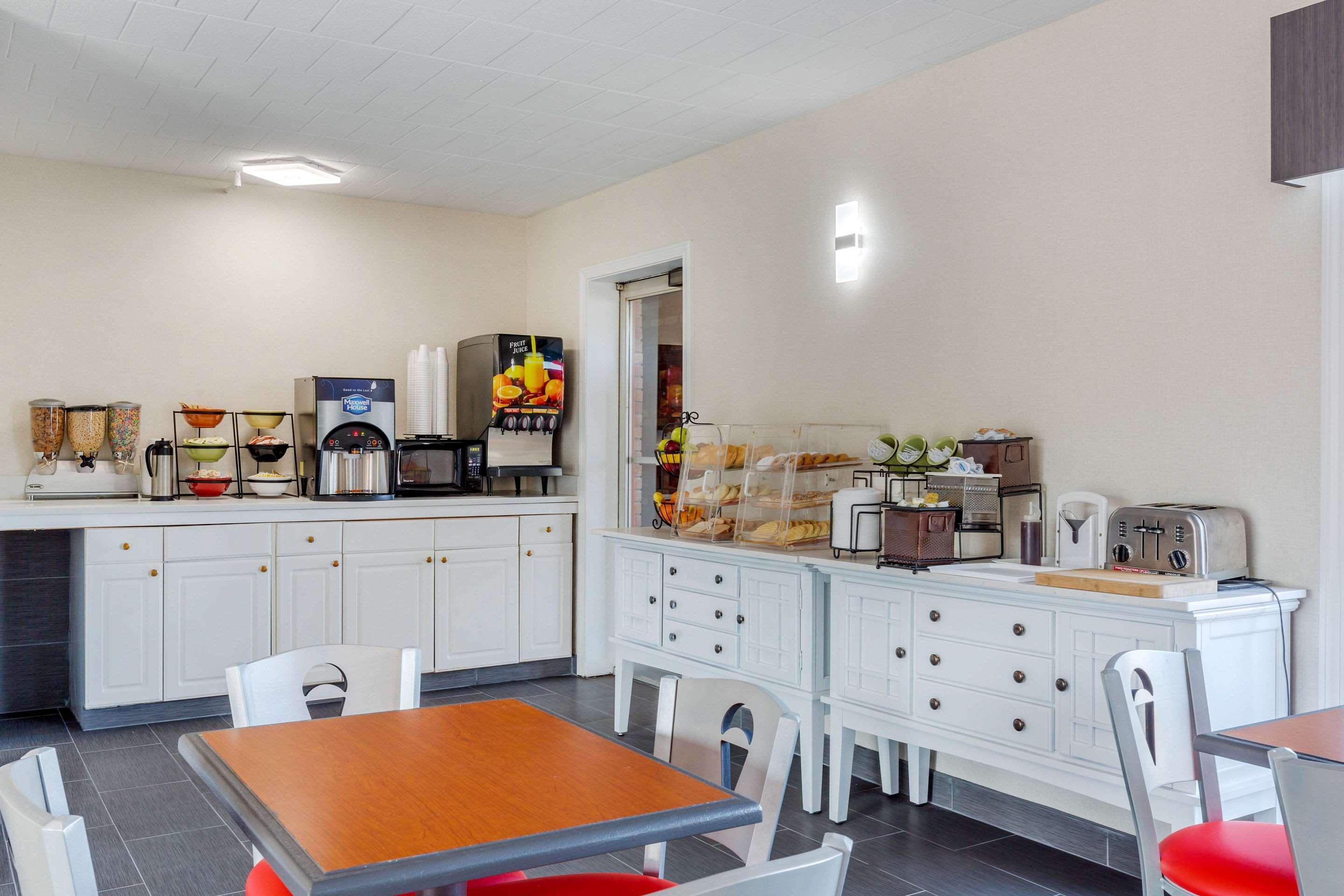 Rodeway Inn Містик Екстер'єр фото