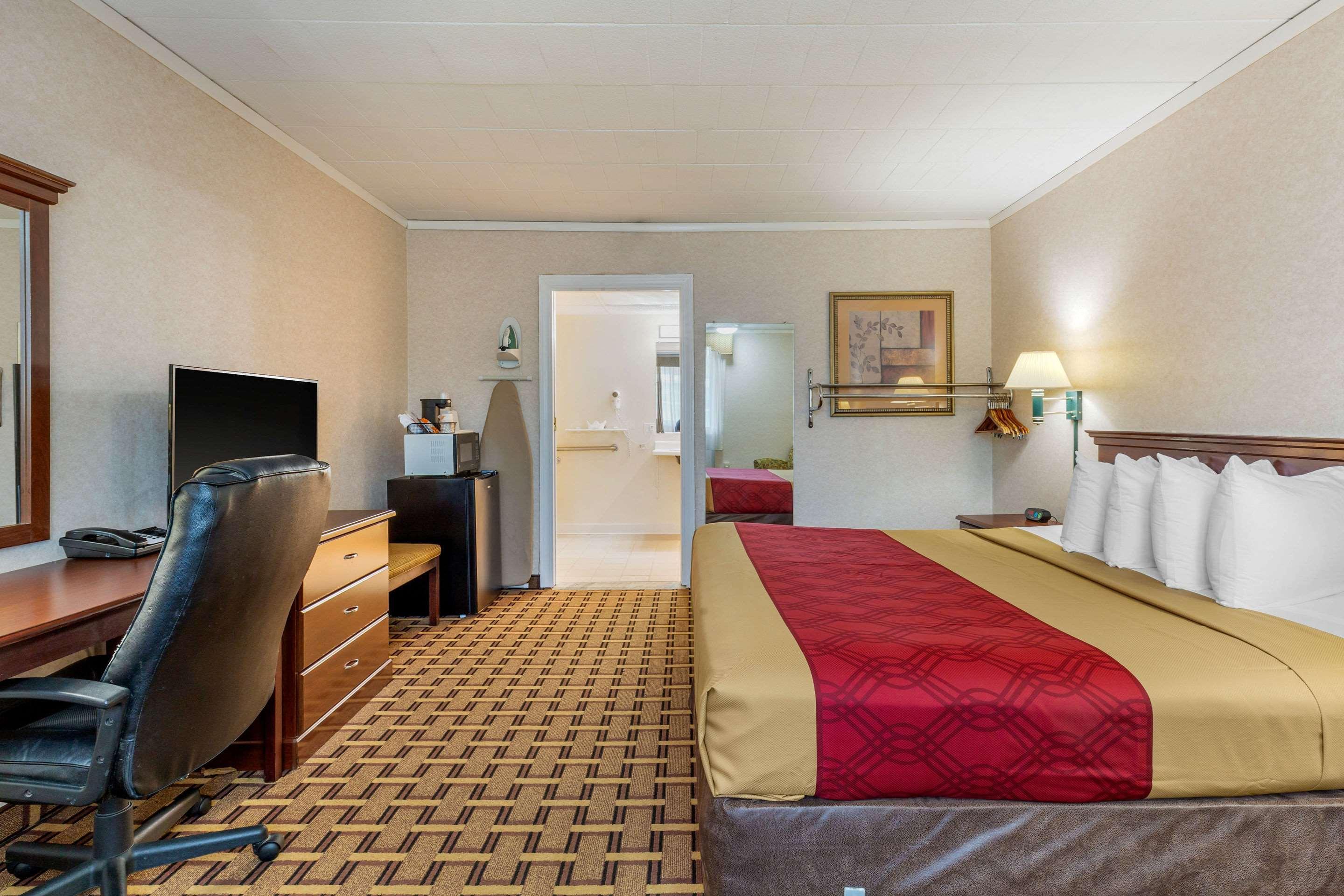 Rodeway Inn Містик Екстер'єр фото