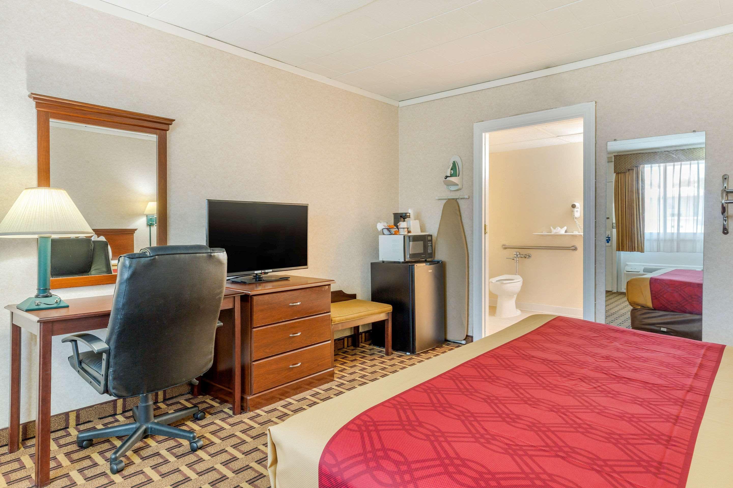 Rodeway Inn Містик Екстер'єр фото