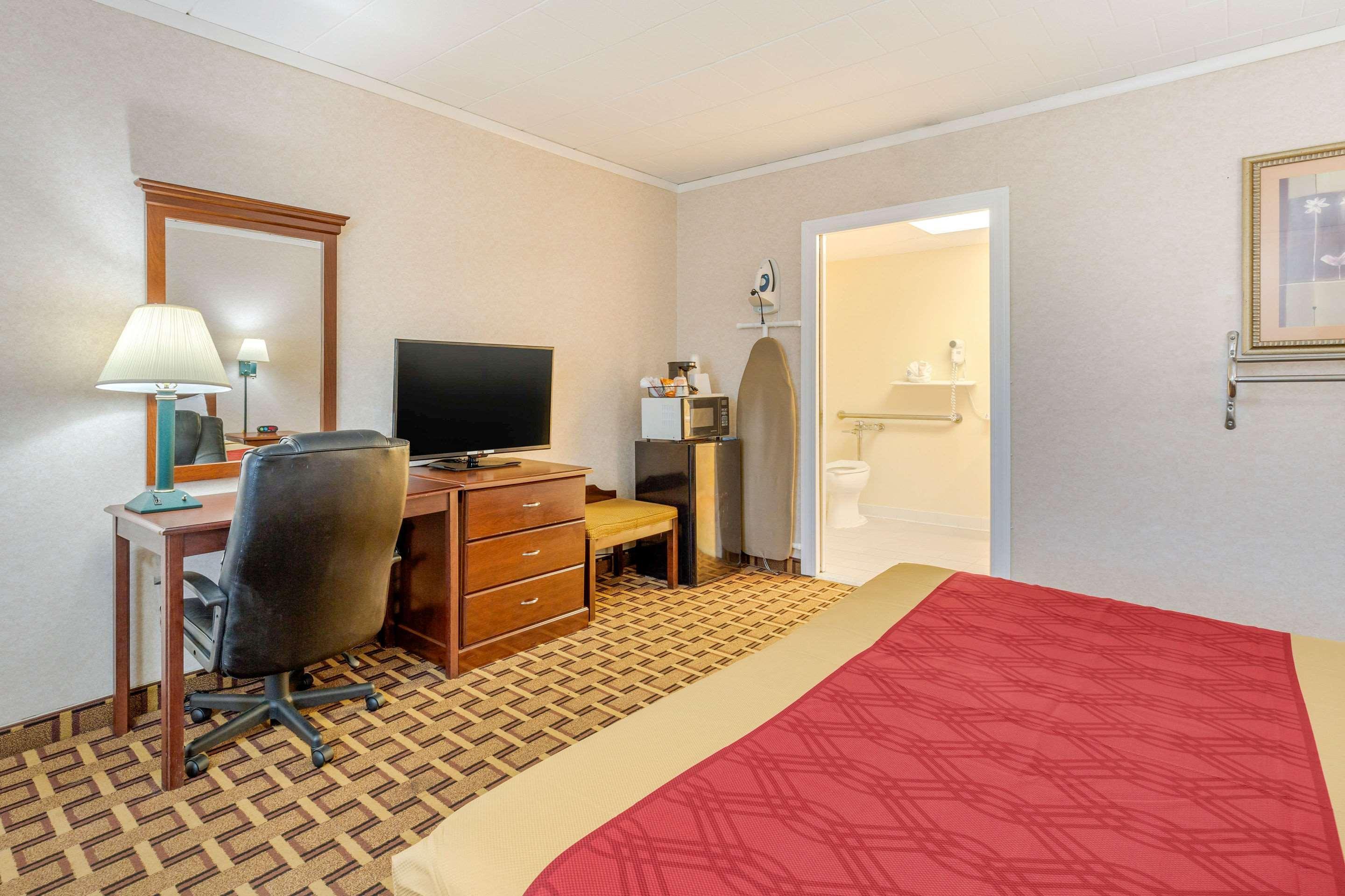 Rodeway Inn Містик Екстер'єр фото