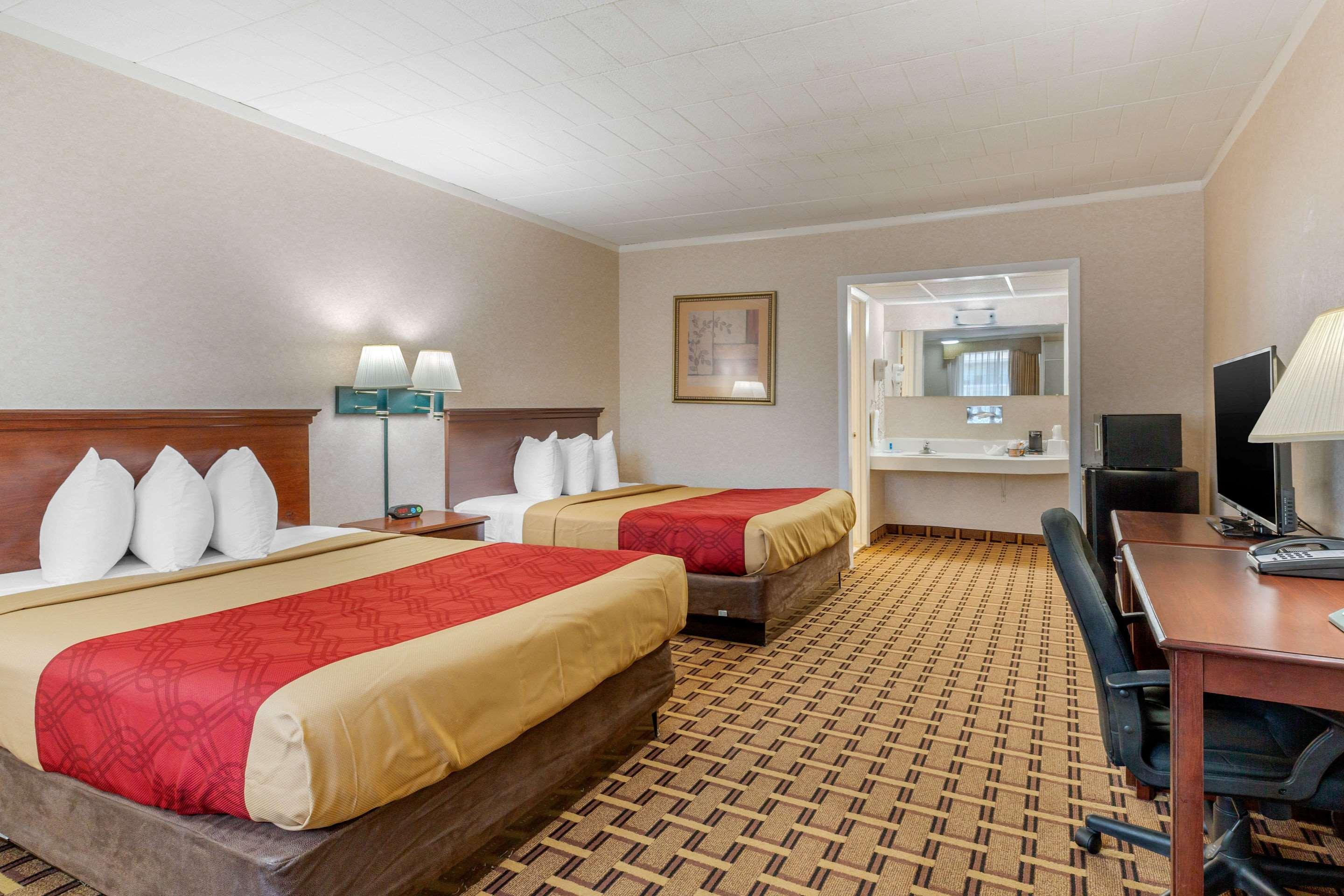 Rodeway Inn Містик Екстер'єр фото