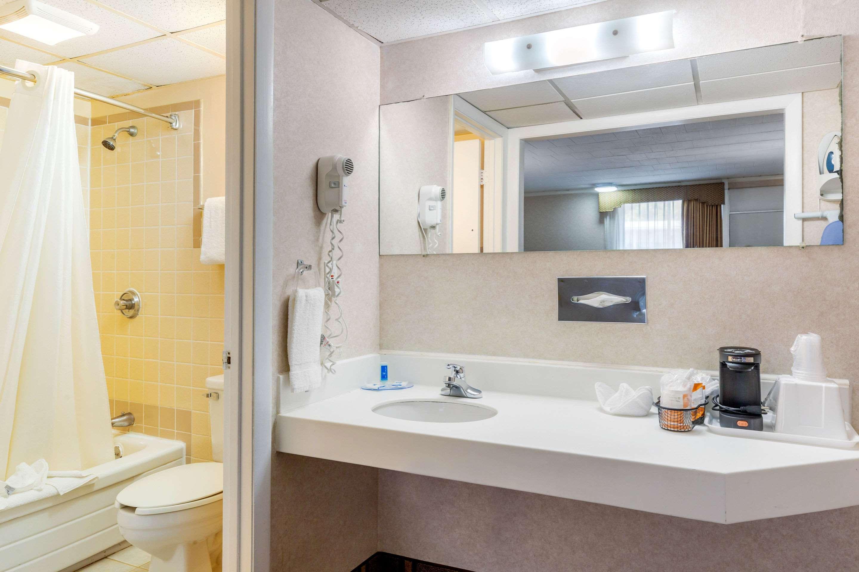 Rodeway Inn Містик Екстер'єр фото