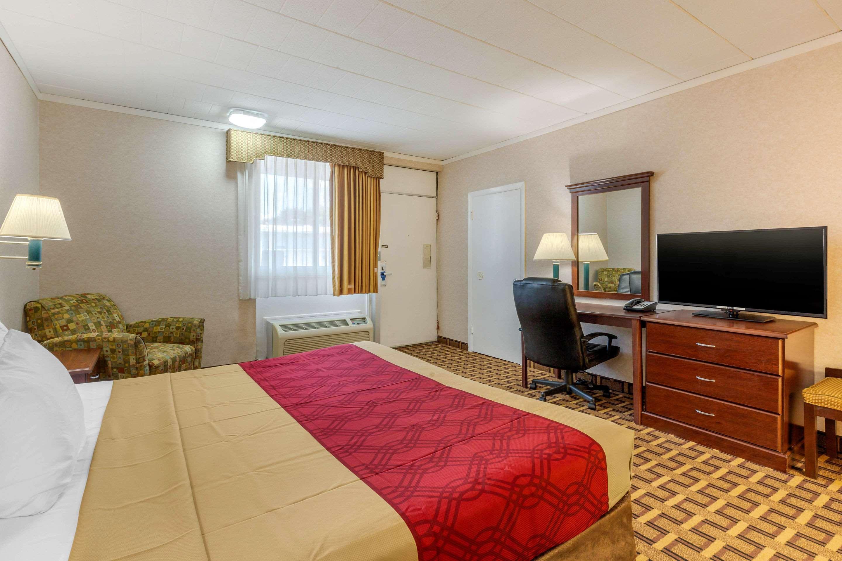 Rodeway Inn Містик Екстер'єр фото
