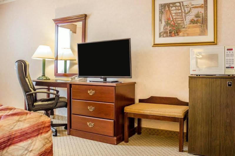Rodeway Inn Містик Екстер'єр фото